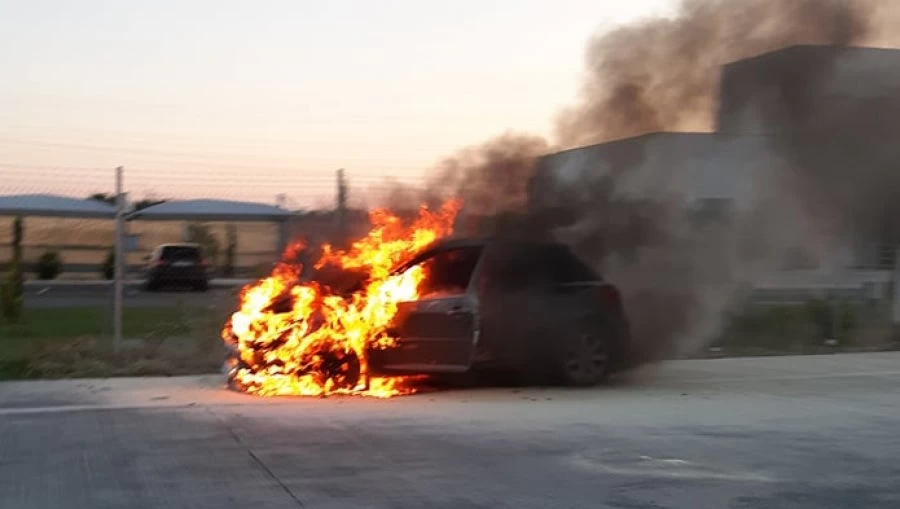 Λαμπάδιασε αυτοκίνητο στην Εθνική Οδό στο ύψος της Αρκίτσας! (βίντεο)